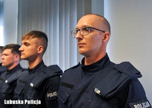 policjanci w szeregu