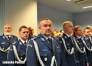 policjanci w szeregu