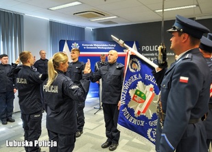 policjanci ślubują na sztandar