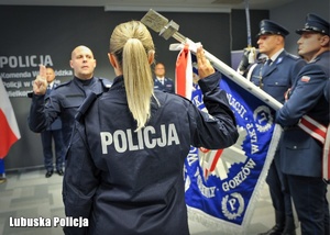 policjanci ślubują na sztandar