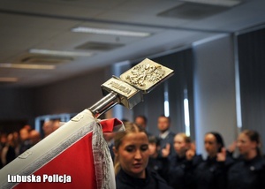 policjanci ślubują na sztandar