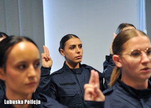 policjanci ślubują na sztandar