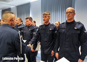 policjant ściska dłoń