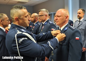 Wręczenie odznaczeń policjantom.