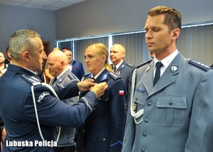 Wręczenie odznaczeń policjantom.