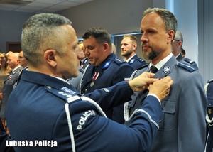 Wręczenie odznaczeń policjantom.