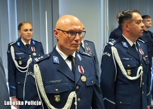 Policjanci stojący w szeregu.