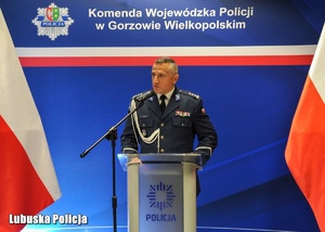 Komendant Wojewódzki Policji w Gorzowie Wielkopolskim przemawia do zgromadzonych osób.