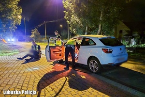 policjanci zatrzymujący kierowcę