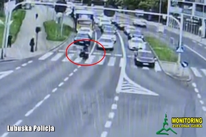 motocyklista na skrzyżowaniu