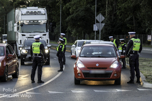policjanci badają trzeźwość kierowców