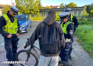 Policjanci drogówki w rozmowie z użytkownikiem roweru.
