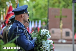 policjant trzyma wieniec