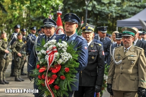 mundurowi składają kwiaty