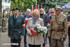 delegacja składa kwiaty