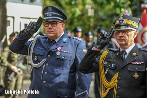 mundurowi oddają honor