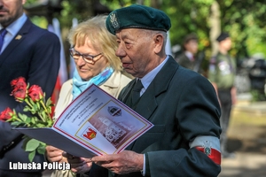 mężczyzna odczytuje tekst z dyplomu
