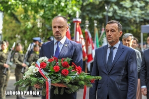 mężczyźni składają kwiaty