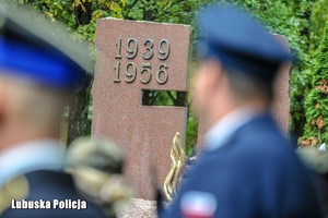 mundurowi przy pomniku