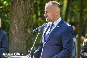 mężczyzna przemawia z mównicy