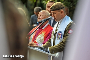 kapelan wojska odmawia modlitwę