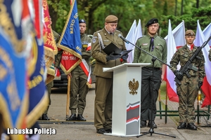 Żołnierze i uczniowi klasy mundurowej podczas uroczystego apelu
