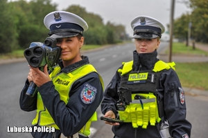 policjantka mierzy prędkość pojazdów
