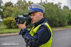 policjant mierzy prędkość pojazdów
