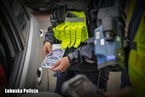 policjanci prowadzą kontrolę drogową