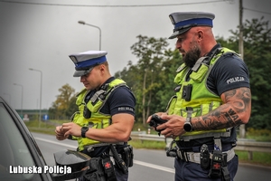 policjanci prowadzą kontrolę drogową