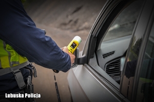 policjant bada trzeźwość kierowcy