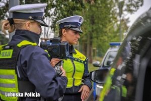 policjantki prowadzą kontrolę drogową