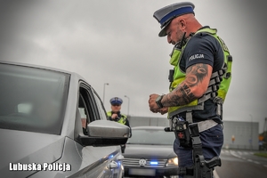 policjant rozmawia z kierowcą