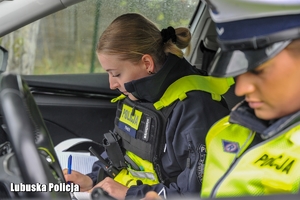 policjantki sporządzają dokumentację