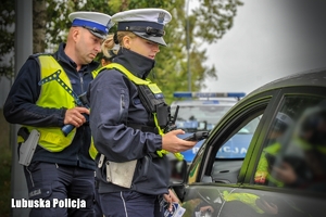 policjantki prowadzą kontrolę drogową