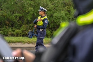 policjantka zatrzymuje pojazd do kontroli
