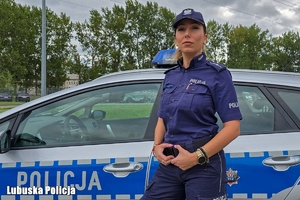 Policjantka przy radiowozie