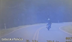 motocyklista na drodze