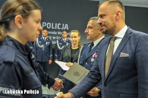 przekazanie aktów ślubowania dla policjantów