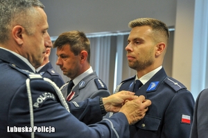 policjant otrzymuje medal