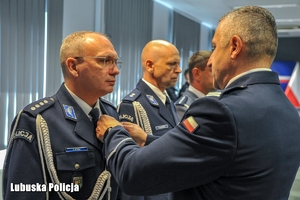 policjant otrzymuje medal