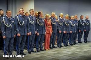 Policjanci stojący w szeregu.