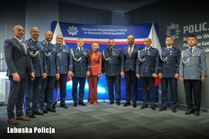 Zdjęcie grupowe policjantów i osób odznaczonych.