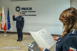 Policjantka składa ślubowanie.