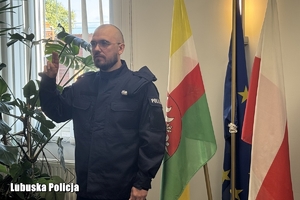 Policjant składa ślubowanie.