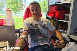 mężczyzna oddaje krew