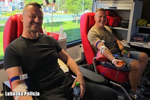 mężczyźni oddają krew