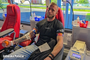 mężczyzna oddaje krew