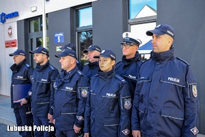 policjanci stoją przy budynku