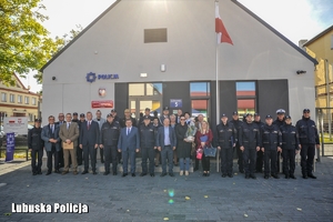 policjanci stoją przy posterunku